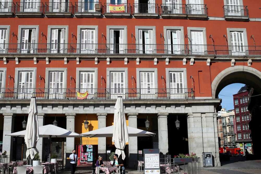 Ciudadanos en una de las terrazas de un bar en la Plaza Mayor de Madrid. (EFE)
