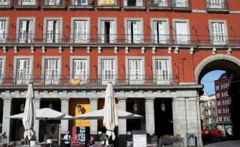 Ciudadanos en una de las terrazas de un bar en la Plaza Mayor de Madrid. (EFE)