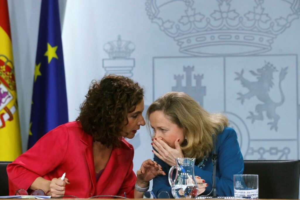 Maria Jesús Montero y Nadia Calviño en una rueda de prensa posterior al Consejo de Ministros / EFE