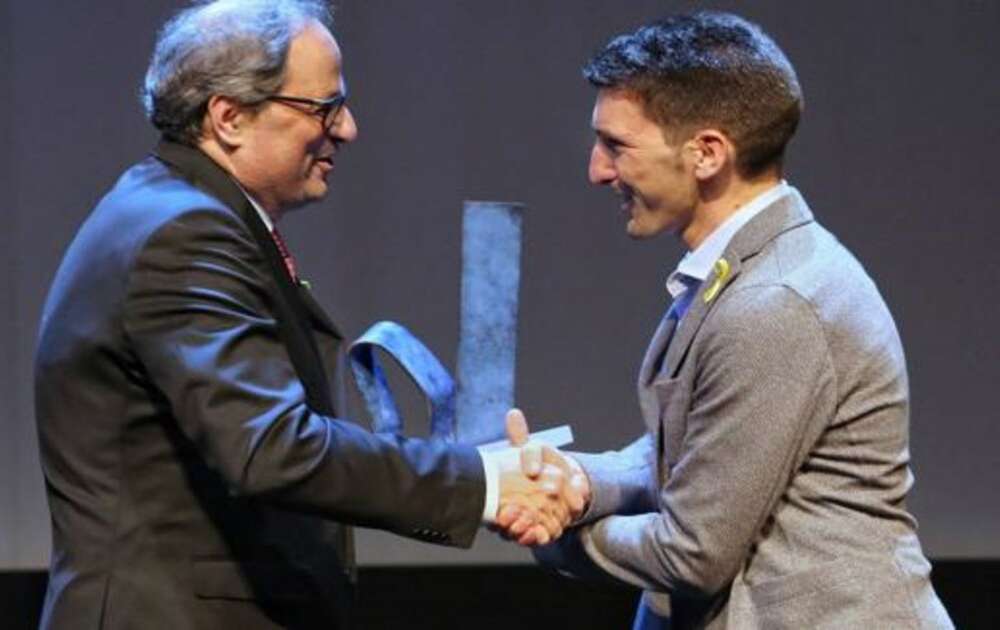 Quim Torra, presidente de la Generalitat, entrega a Oriol Mitja el premio "Catalán del año 2017"./ EFE