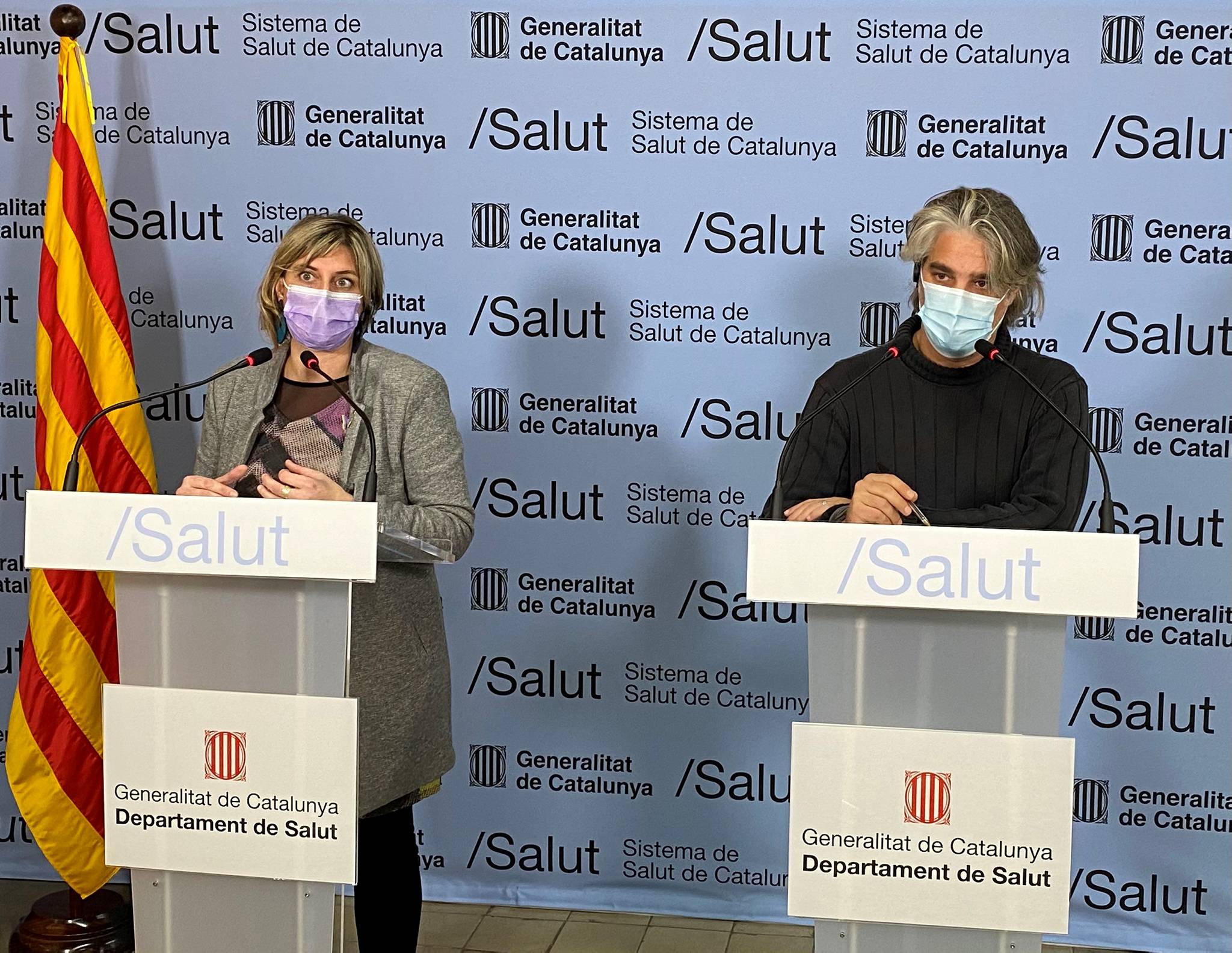 La consejera catalana de Salud, Alba Vergés, y el coordinador de la unidad de seguimiento de Covid-19 en Cataluña, Jacobo Mendioroz, en una rueda de prensa el 11 de enero de 2021 | Premsa/Generalitat de Catalunya