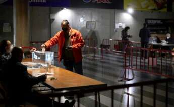 Un hombre ejerce su derecho al voto en el polideportivo de Fontajau, en Girona. EFE/ David Borrat