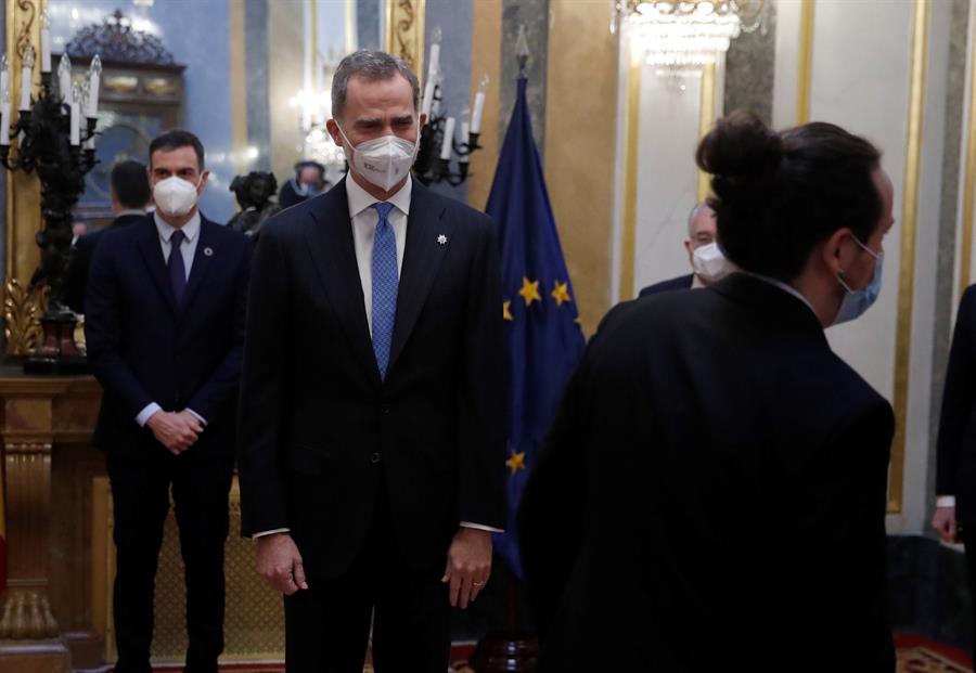 El Rey Felipe VI saluda al vicepresidente segundo del Gobierno, Pablo Iglesias (d) junto con el presidente del Gobierno, Pedro Sánchez. EFE/ Juan Carlos Hidalgo POOL