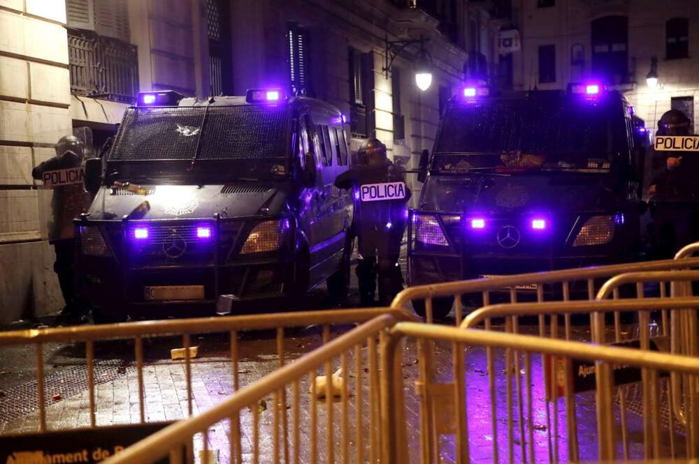 Agentes de la Policía Nacional durante una nueva manifestación por la libertad de Pablo Hasel, después de seis días consecutivos de protestas que han finalizado con enfrentamientos con los Mossos d'Esquadra y daños a bienes públicos y privados, este lunes en Barcelona. EFE/ Marta Pérez