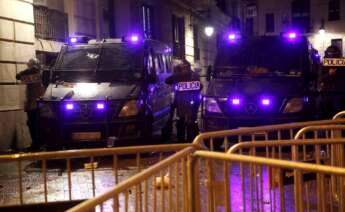 Agentes de la Policía Nacional durante una nueva manifestación por la libertad de Pablo Hasel, después de seis días consecutivos de protestas que han finalizado con enfrentamientos con los Mossos d'Esquadra y daños a bienes públicos y privados, este lunes en Barcelona. EFE/ Marta Pérez