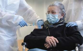 Una anciana recibe una vacuna contra el coronavirus. España ha administrado las dos dosis al 40% de los mayores de 80 años al 30 de marzo de 2021 | EFE/Archivo