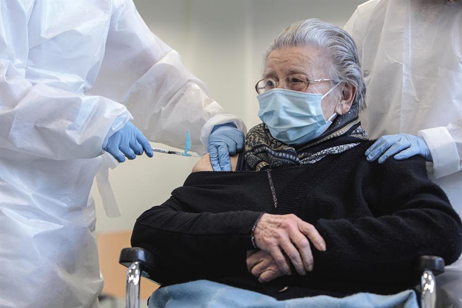 Una anciana recibe una vacuna contra el coronavirus. España ha administrado las dos dosis al 40% de los mayores de 80 años al 30 de marzo de 2021 | EFE/Archivo