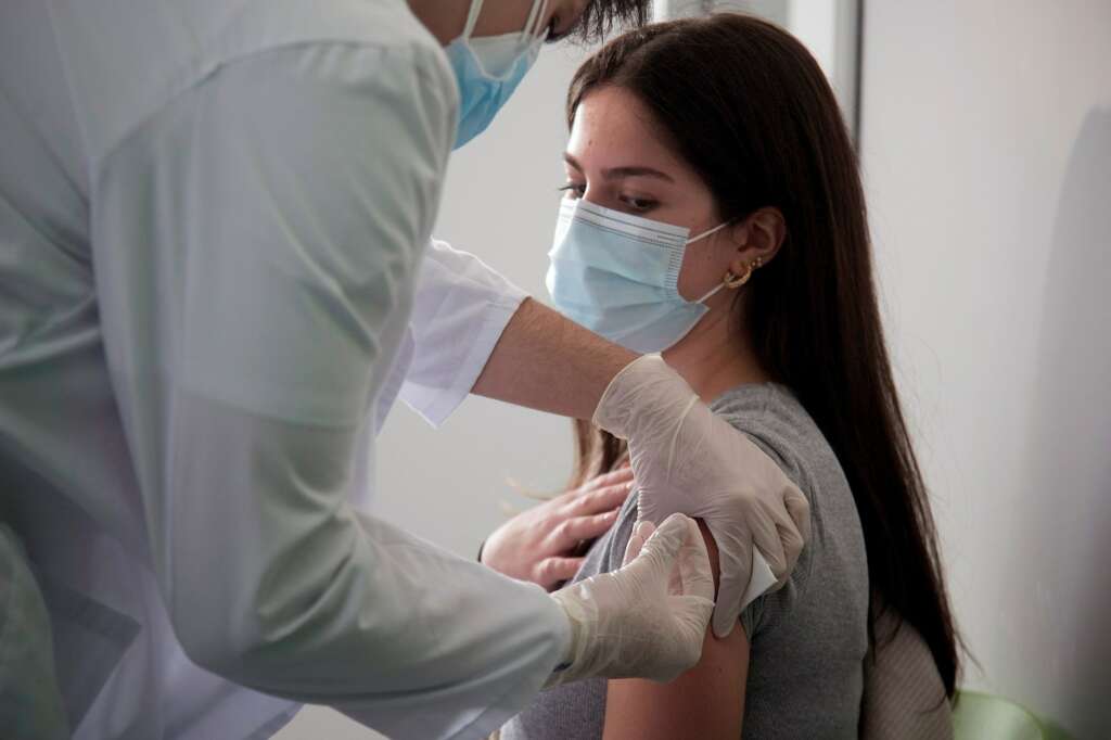 Una estudiante de enfermería de la Universidad de Zaragoza en Huesca recibe la primera dosis de vacuna. EFE/Javier Blasco