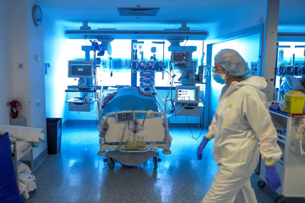 Personal médico de una UCI en el Hospital Puerta de Hierro de Madrid. EFE/JuanJo Martín