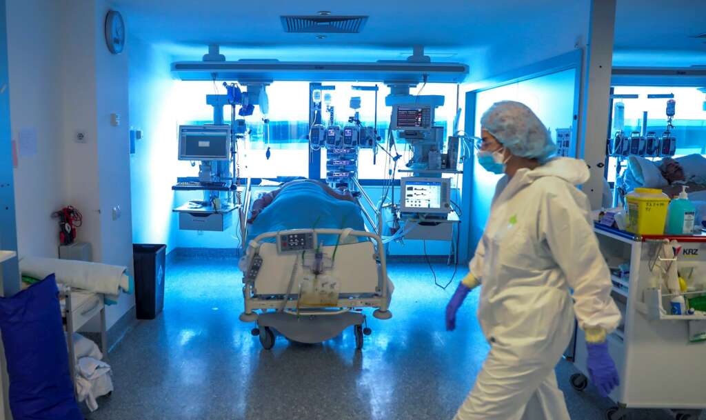 Personal médico de una UCI en el Hospital Puerta de Hierro de Madrid. EFE/JuanJo Martín