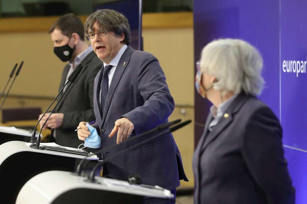 El expresidente catalán y actual eurodiputado, Carles Puigdemont, junto con los exconsejeros Antoni Comín y Clara Ponsatí, en una rueda de prensa en el Parlamento Europeo el 24 de febrero de 2021 | EFE/EPA/OH