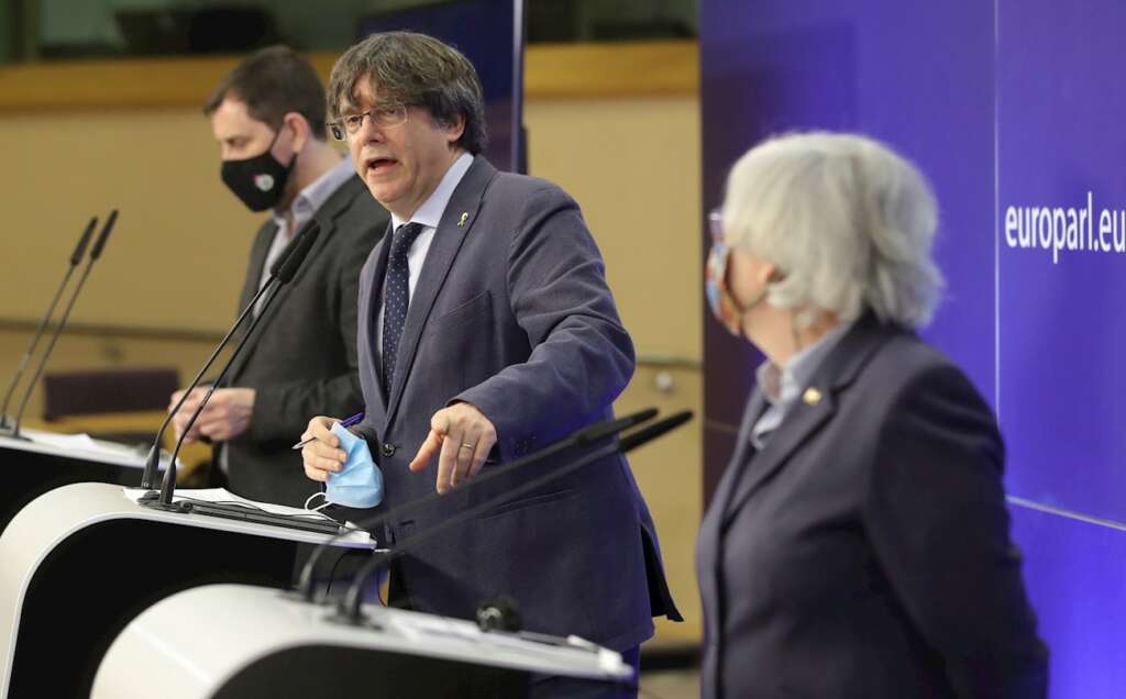 El expresidente catalán y actual eurodiputado, Carles Puigdemont, junto con los exconsejeros Antoni Comín y Clara Ponsatí, en una rueda de prensa en el Parlamento Europeo el 24 de febrero de 2021 | EFE/EPA/OH