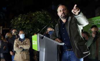 El líder de Vox, Santiago Abascal, pronuncia su discurso durante el acto electoral que se celebra en L'Hospitalet de Llobregat durante la tarde del domingo. Al acto acudió también el cabeza de lista del partido en las elecciones catalanas del 14F, Ignacio Garriga (3i-fondo). EFE/Quique García