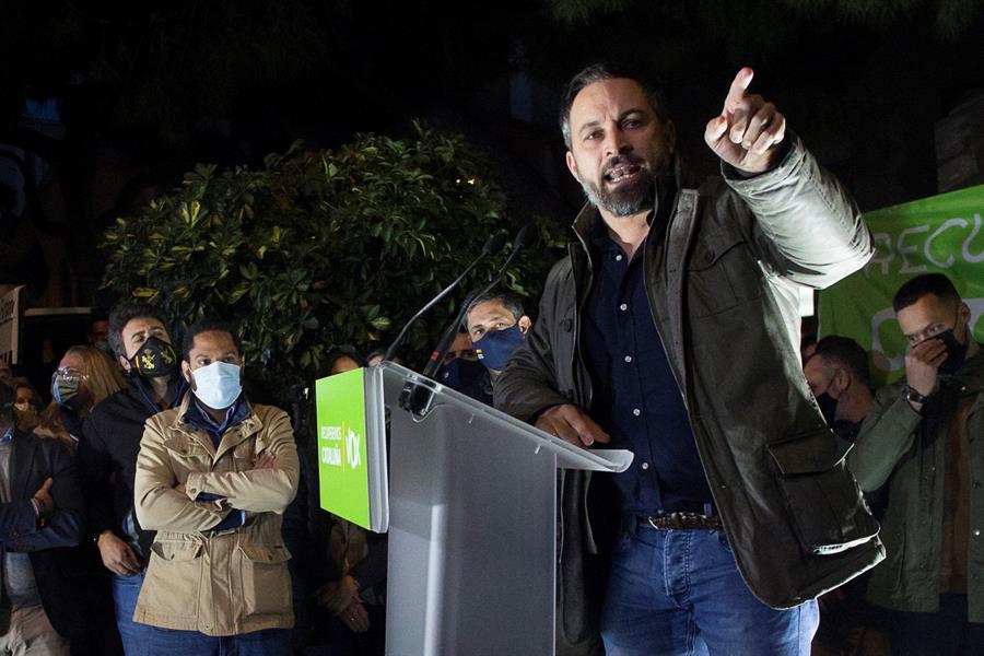 El líder de Vox, Santiago Abascal, pronuncia su discurso durante el acto electoral que se celebra en L'Hospitalet de Llobregat durante la tarde del domingo. Al acto acudió también el cabeza de lista del partido en las elecciones catalanas del 14F, Ignacio Garriga (3i-fondo). EFE/Quique García