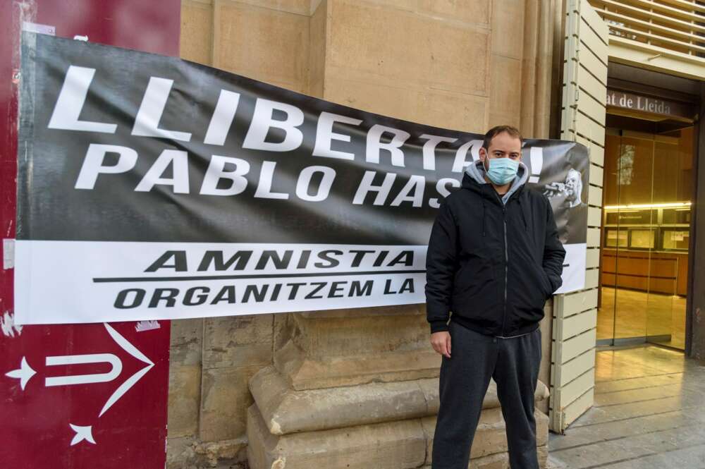 El rapero Pablo Hasel en un acto en los jardines Víctor Siurana de la Universidad de Lleida (UdL), antes de su detención el 16 de febrero de 2021 | EFE