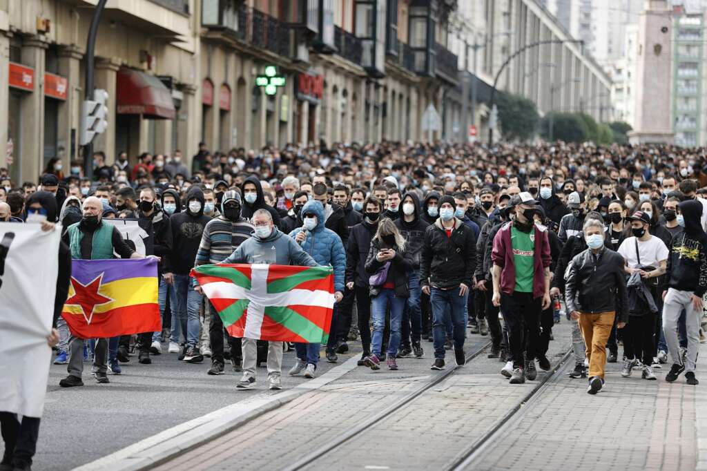 Manifestación que ha recorrido este domingo las calles de Bilbao para reclamar la salida de prisión del rapero Pablo Hasel y que se ha saldado con una persona detenida. EFE/ Luis Tejido