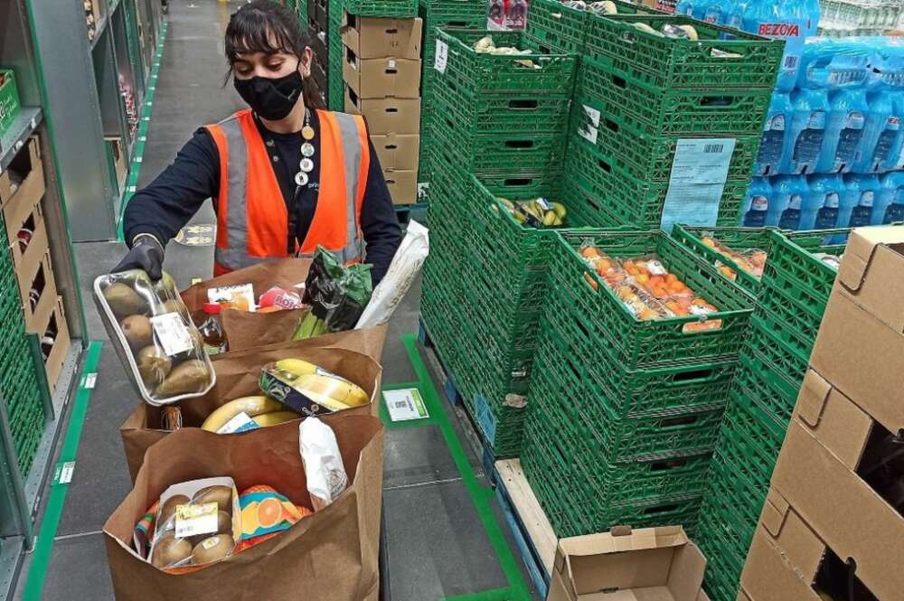 El grande del comercio electrónico ha decidido reforzar su apuesta por la venta de alimentación en España con el lanzamiento de su servicio Amazon Fresh./ EFE