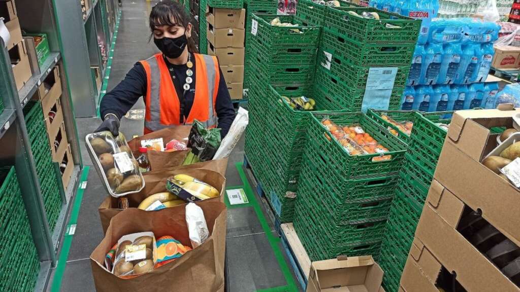 El grande del comercio electrónico ha decidido reforzar su apuesta por la venta de alimentación en España con el lanzamiento de su servicio Amazon Fresh./ EFE