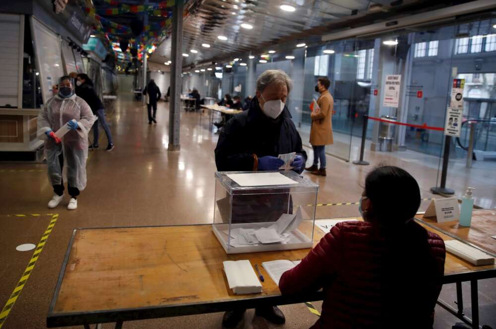 Los primeros votantes de las elecciones catalanas del 14-Fse acercan a las mesas electorales el domingo. EFE