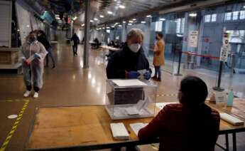 Los primeros votantes de las elecciones catalanas del 14-Fse acercan a las mesas electorales el domingo. EFE