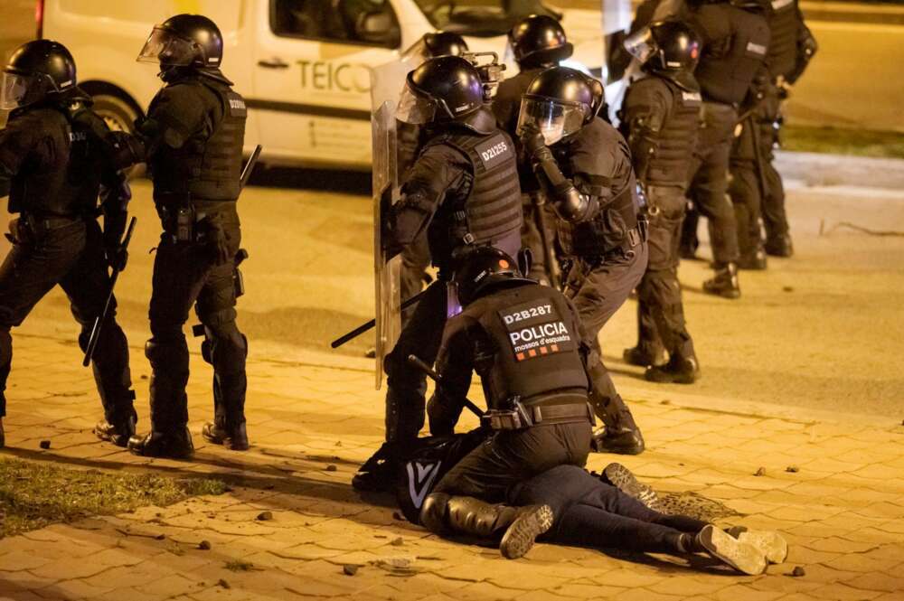 Los Mossos d'Esquadra efectúan una detención durante los disturbios posteriores a la manifestación celebrada este viernes en Girona en protesta por la detención del rapero Pablo Hasél, acusado de delitos de enaltecimiento del terrorismo e injurias a la Corona. EFE/Toni Vilches