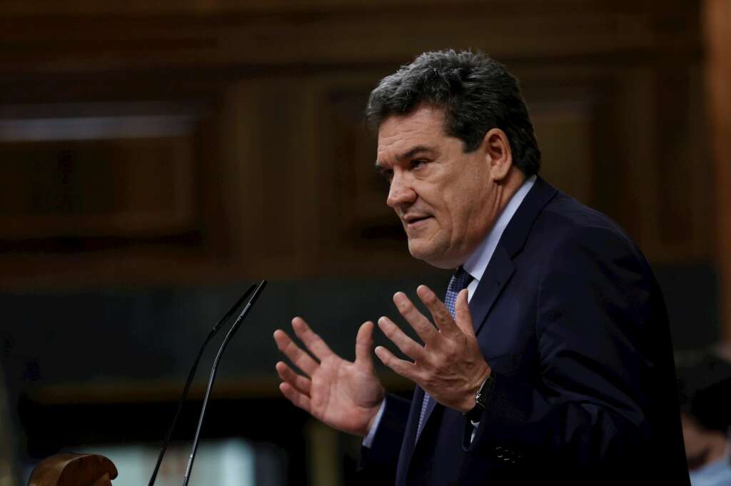 El ministro de Inclusión, Seguridad Social y Miraciones, José Luis Escrivá, durante su intervención en el pleno del Congreso. EFE/Chema Moya