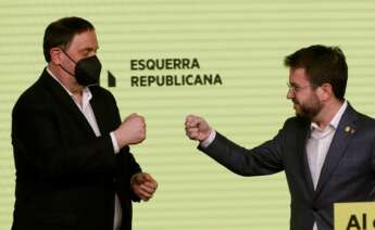 El líder de ERC, Oriol Junqueras, celebra con el candidato Pere Aragonès los resultados de las elecciones catalanas, la noche del 14 de febrero de 2021 | EFE/AE