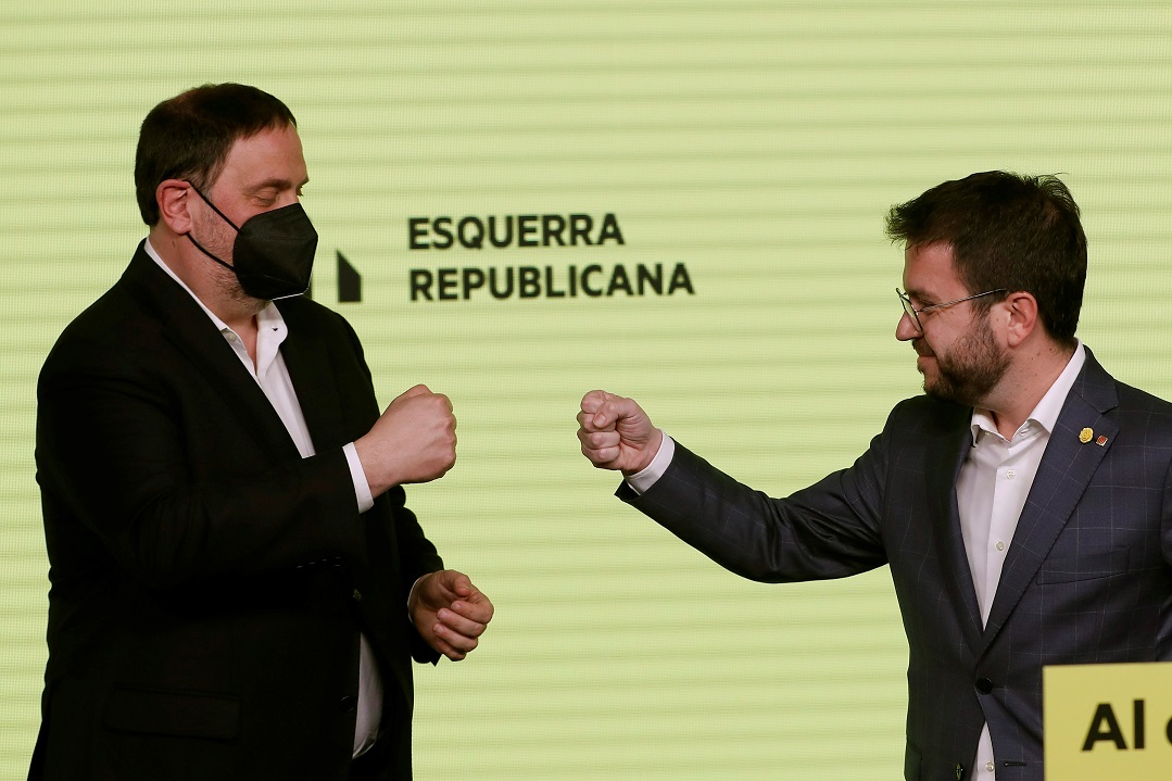 El líder de ERC, Oriol Junqueras, celebra con el candidato Pere Aragonès los resultados de las elecciones catalanas, la noche del 14 de febrero de 2021 | EFE/AE