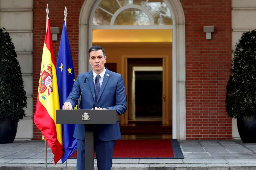 El presidente del Gobierno, Pedro Sánchez comparece tras participar en la reunión telemática del Consejo Europeo extraordinario, hoy en el Palacio de la Moncloa. EFE/ Emilio Naranjo
