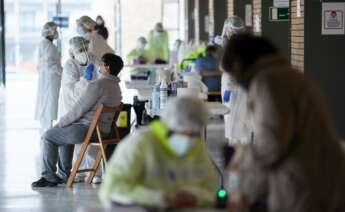 Personal sanitario realiza pruebas PCR para conocer la magnitud de la pandemia en Cataluña. EFE