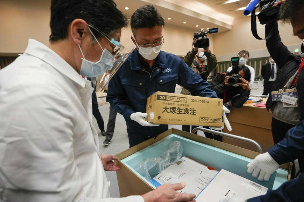 El personal del hospital comprueba el estado de las vacunas COVID-19 de Pfizer-BioNTech en un hospital de Tokio en Japón. Japón comienza su vacunación con unos 40.000 trabajadores médicos el 17 de febrero de 2021 después de que el gobierno aprobara su primera vacuna el 14 de febrero de 2021. EFE/EPA/KIMIMASA MAYAMA