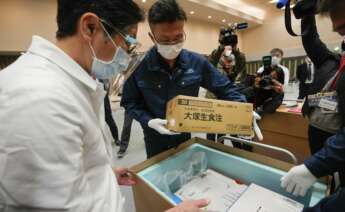 El personal del hospital comprueba el estado de las vacunas COVID-19 de Pfizer-BioNTech en un hospital de Tokio en Japón. Japón comienza su vacunación con unos 40.000 trabajadores médicos el 17 de febrero de 2021 después de que el gobierno aprobara su primera vacuna el 14 de febrero de 2021. EFE/EPA/KIMIMASA MAYAMA