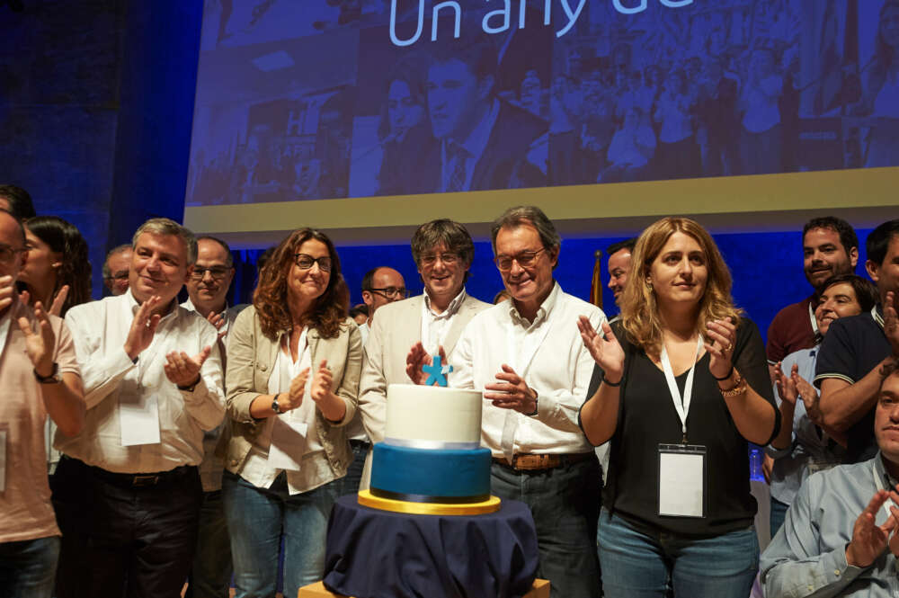 Los expresidentes de la Generalitat, Carles Puigdemont y Artur Mas, en el acto del primer aniversario del Pdecat / Partit Demòcrata