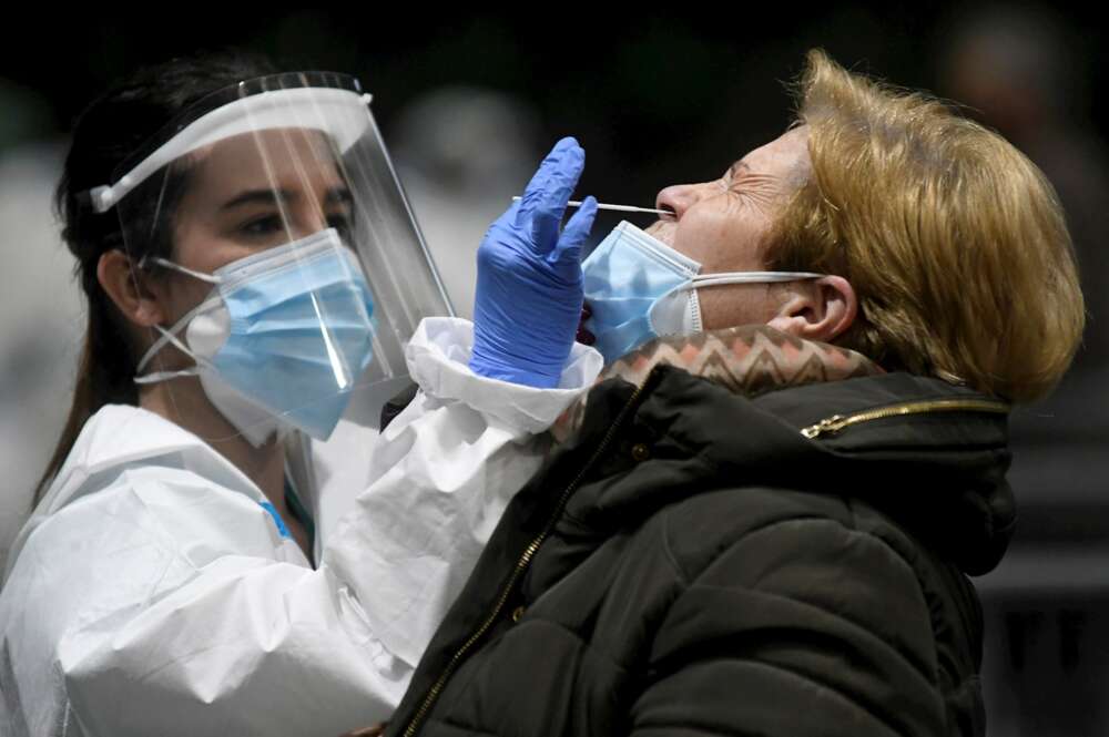 Una ciudadana se somete a un test de antígenos. EFE/Pablo Martín/Archivo