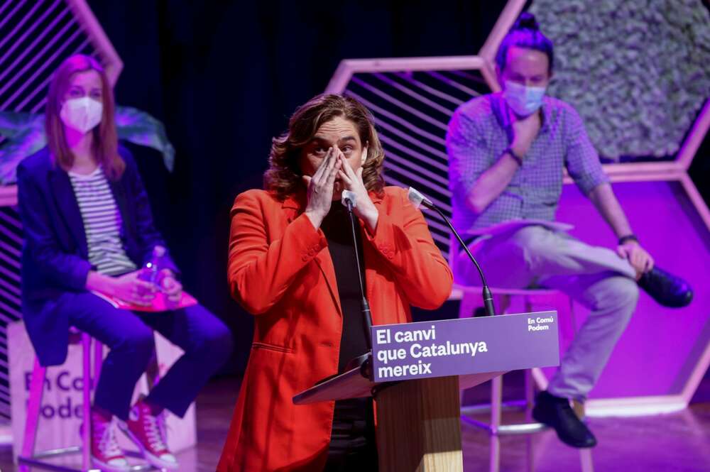 La alcaldesa de Barcelona y líder de los comunes, Ada Colau, en el acto final de campaña del 14-F junto a la candidata Jéssica Albiach y el líder de Podemos y vicepresidente segundo del Gobierno, Pablo Iglesias, el 12 de febrero de 2021 en Barcelona | EFE/QG