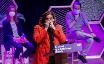 La alcaldesa de Barcelona y líder de los comunes, Ada Colau, en el acto final de campaña del 14-F junto a la candidata Jéssica Albiach y el líder de Podemos y vicepresidente segundo del Gobierno, Pablo Iglesias, el 12 de febrero de 2021 en Barcelona | EFE/QG