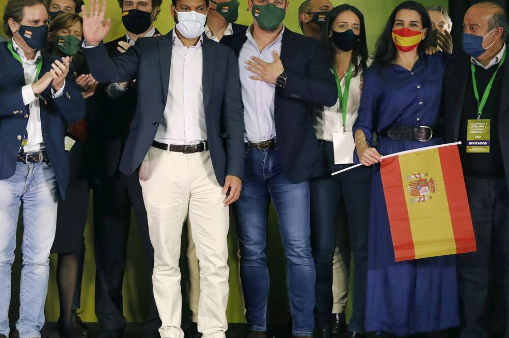 El candidato de Vox, Ignacio Garriga, y el presidente del partido, Santiago Abascal, entre otros, celebran los resultados obtenidos en las elecciones catalanas del 14 de febrero de 2021 | EFE/AD