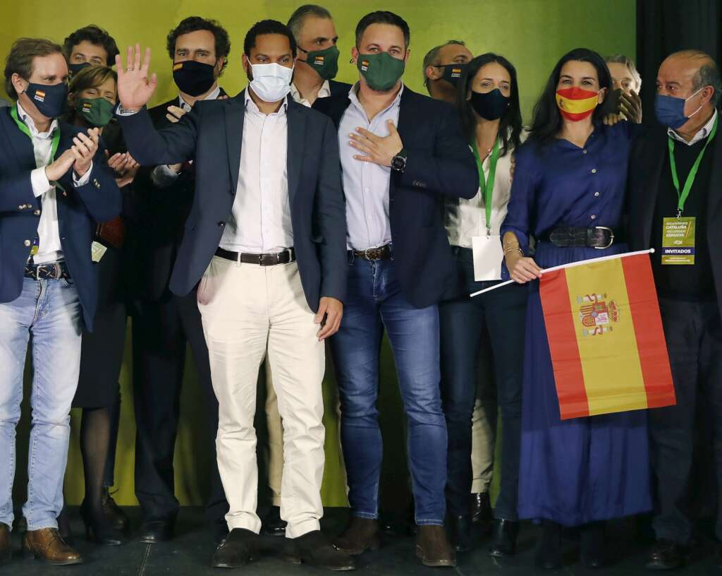 El candidato de Vox, Ignacio Garriga, y el presidente del partido, Santiago Abascal, entre otros, celebran los resultados obtenidos en las elecciones catalanas del 14 de febrero de 2021 | EFE/AD