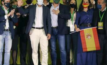 El candidato de Vox, Ignacio Garriga, y el presidente del partido, Santiago Abascal, entre otros, celebran los resultados obtenidos en las elecciones catalanas del 14 de febrero de 2021 | EFE/AD