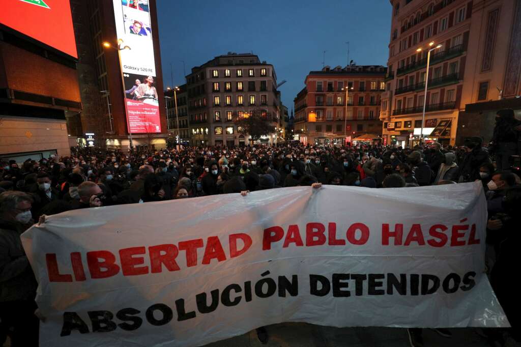 Manifestación para pedir la libertad del rapero Pablo Hasél celebrada este sábado en la plaza de Callao, en Madrid. EFE/Rodrigo Jiménez