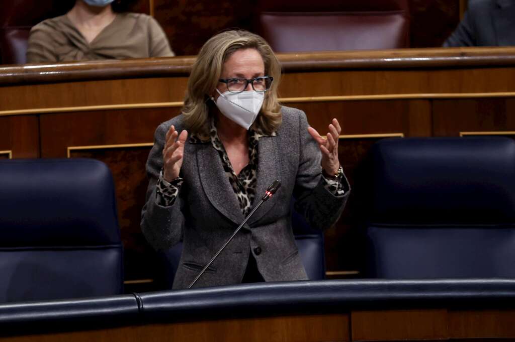 La ministra de Economía, Nadia Calviño, interviene durante la sesión de control al Gobierno en el Congreso. Foto: EFE/Chema Moya.
