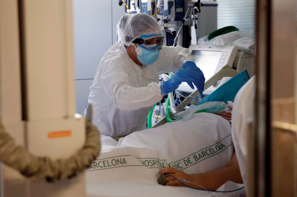 Profesionales sanitarios trabajan en una de las UCI del Hospital Clínic de Barcelona, donde se ha localizado el primer caso de transmisión local de la cepa sudafricana del coronavirus EFE/Toni Albir