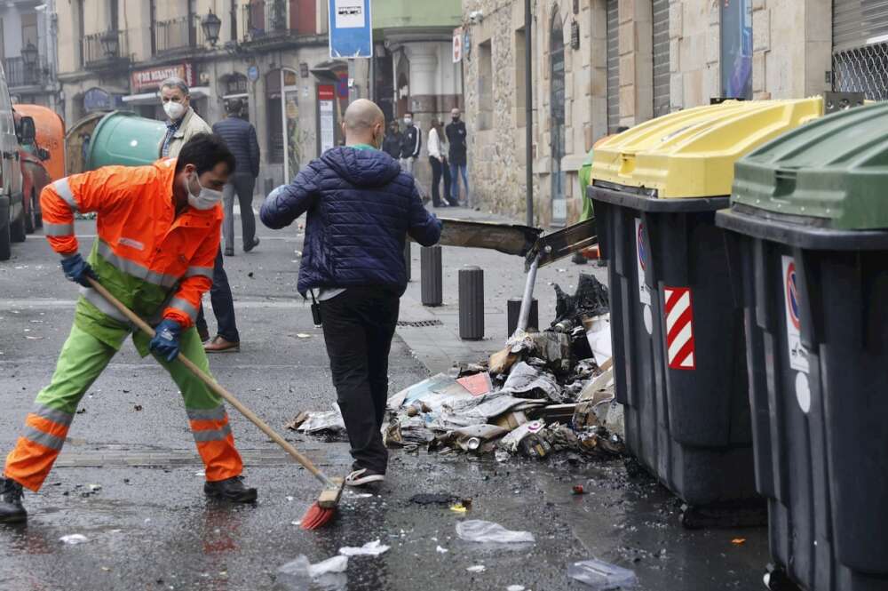 Operarios de la limpieza limpian el casco viejo bilbaino, tras los incidentes al finalizar la manifestación que ha recorrido este domingo las calles de Bilbao para reclamar la salida de prisión del rapero Pablo Hasél. EFE/LUIS TEJIDO.