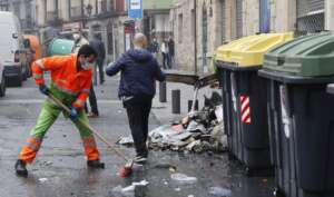 Operarios de la limpieza limpian el casco viejo bilbaino, tras los incidentes al finalizar la manifestación que ha recorrido este domingo las calles de Bilbao para reclamar la salida de prisión del rapero Pablo Hasél. EFE/LUIS TEJIDO.