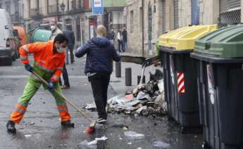 Operarios de la limpieza limpian el casco viejo bilbaino, tras los incidentes al finalizar la manifestación que ha recorrido este domingo las calles de Bilbao para reclamar la salida de prisión del rapero Pablo Hasél. EFE/LUIS TEJIDO.