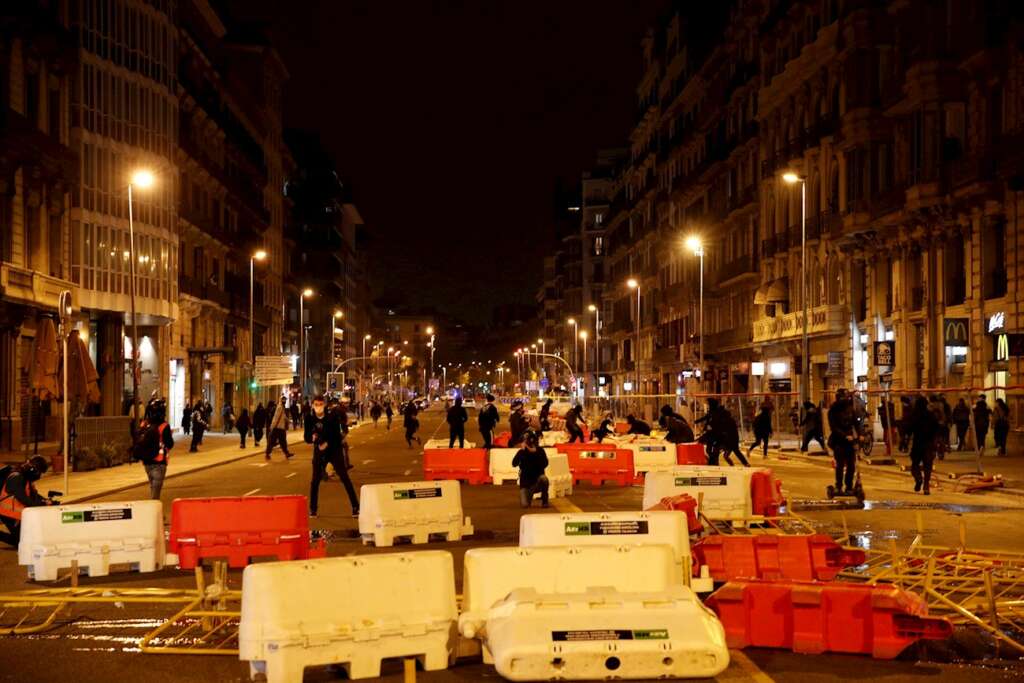 Centenares de personas se han manifestado hoy sábado en Barcelona para reclamar la libertad de Pablo Hasel, tras el llamamiento de la CUP. EFE/Alejandro García