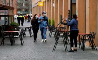 Una camarera prepara la terraza de un restaurante en L´Hospitalet de Llobregat. EFE/Toni Albir/Archivo