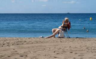 Unos turistas disfrutan de las buenas temperaturas en la playa de Las Vistas en la localidad de Los Cristianos (sur de Tenerife). EFE/Ramón de la Rocha/Archivo