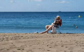 Unos turistas disfrutan de las buenas temperaturas en la playa de Las Vistas en la localidad de Los Cristianos (sur de Tenerife). EFE/Ramón de la Rocha/Archivo