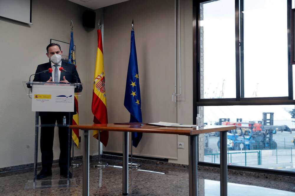 El ministro de Transportes, Movilidad y Agenda Urbana, José Luis Ábalos tras visitar las obras de acceso ferroviario al Puerto de Sagunto. EFE/ Manuel Bruque